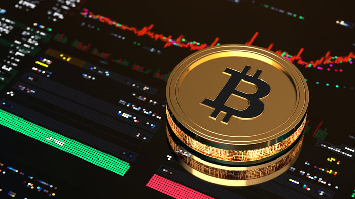 Un Bitcoin doré au centre de données boursières.