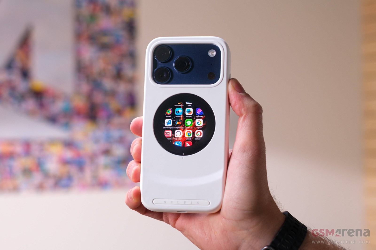 Le boîtier Selfix avec un affichage circulaire de 1.6” OLED à l'arrière
