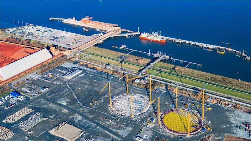 L'industriel de Bützflethersand avec le port (en bas à gauche), l'AOS et ses pierres rouges, ainsi que les vastes terrains de Dow avec le gazoduc (en arrière-plan à gauche).