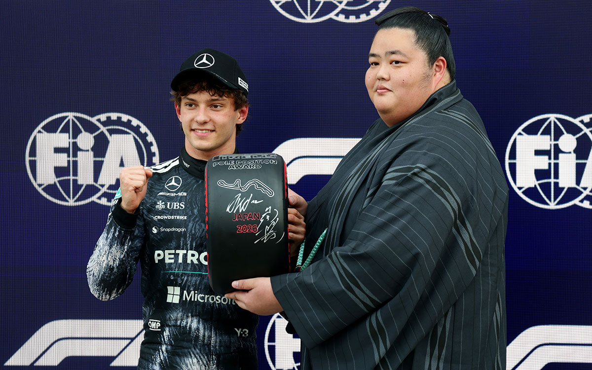 Andréa Kimi Antonelli (Mercedes) brandissant le trophée Pirelli Pole Position
