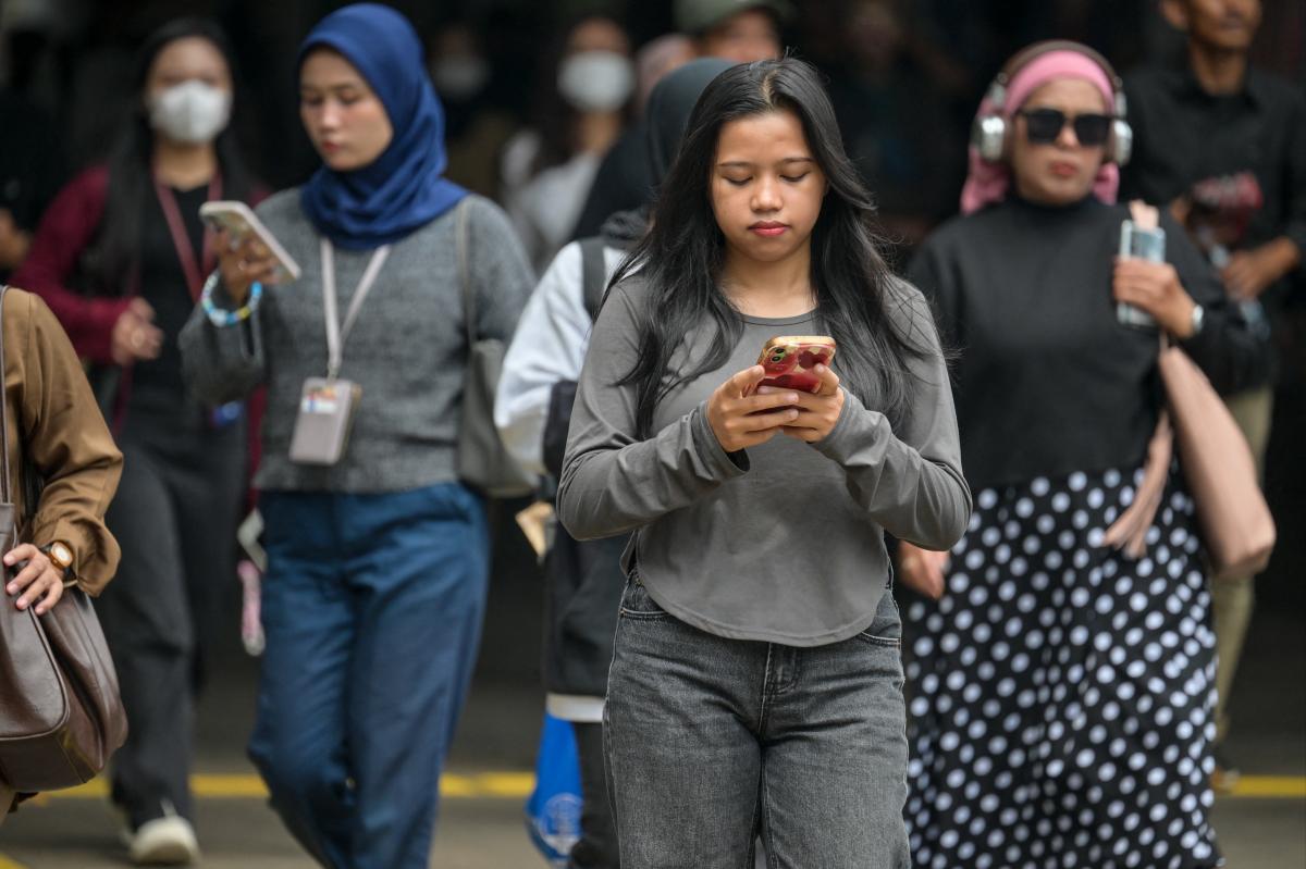 L'Indonésie interdit YouTube, TikTok, Facebook et Instagram aux moins de 16 ans pour lutter contre les algorithmes addictifs !