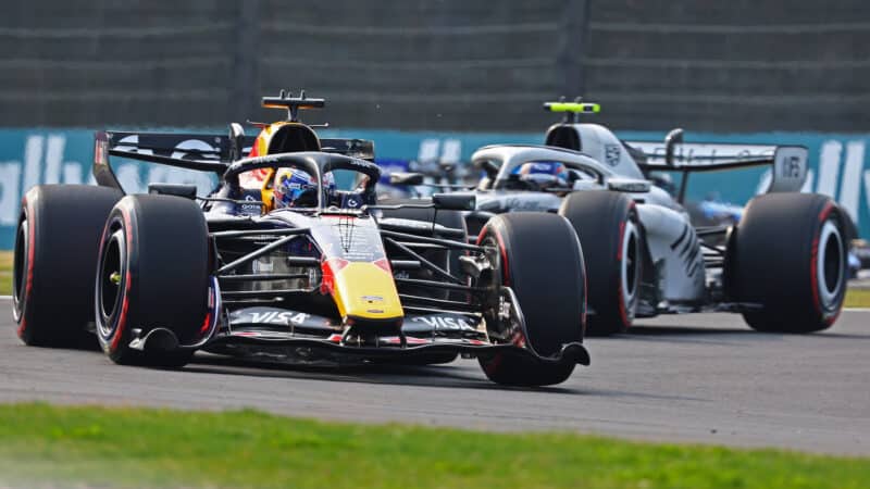 Max Verstappen (Red Bull-Ford) mène Valtteri Bottas (Cadillac-Ferrari) lors des qualifications pour le Grand Prix du Japon 2026