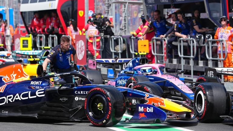 Isack Hadjar, pilote Red Bull, dans les stands.