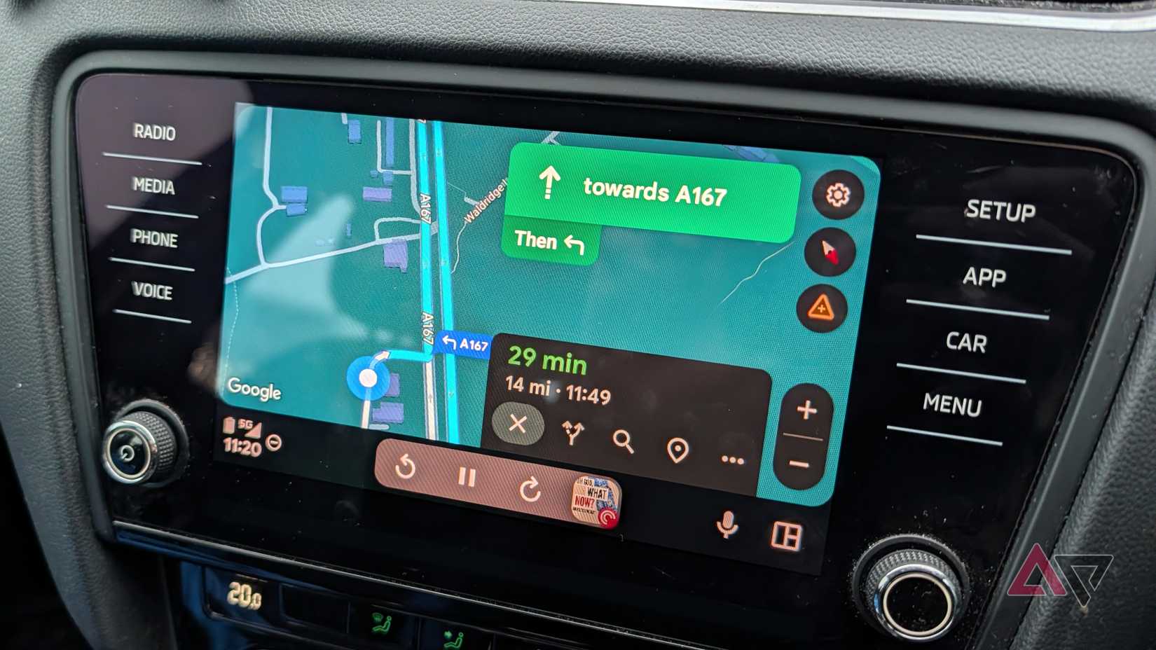Widget de la barre des tâches d'Android Auto affichant une piste audio en cours de lecture