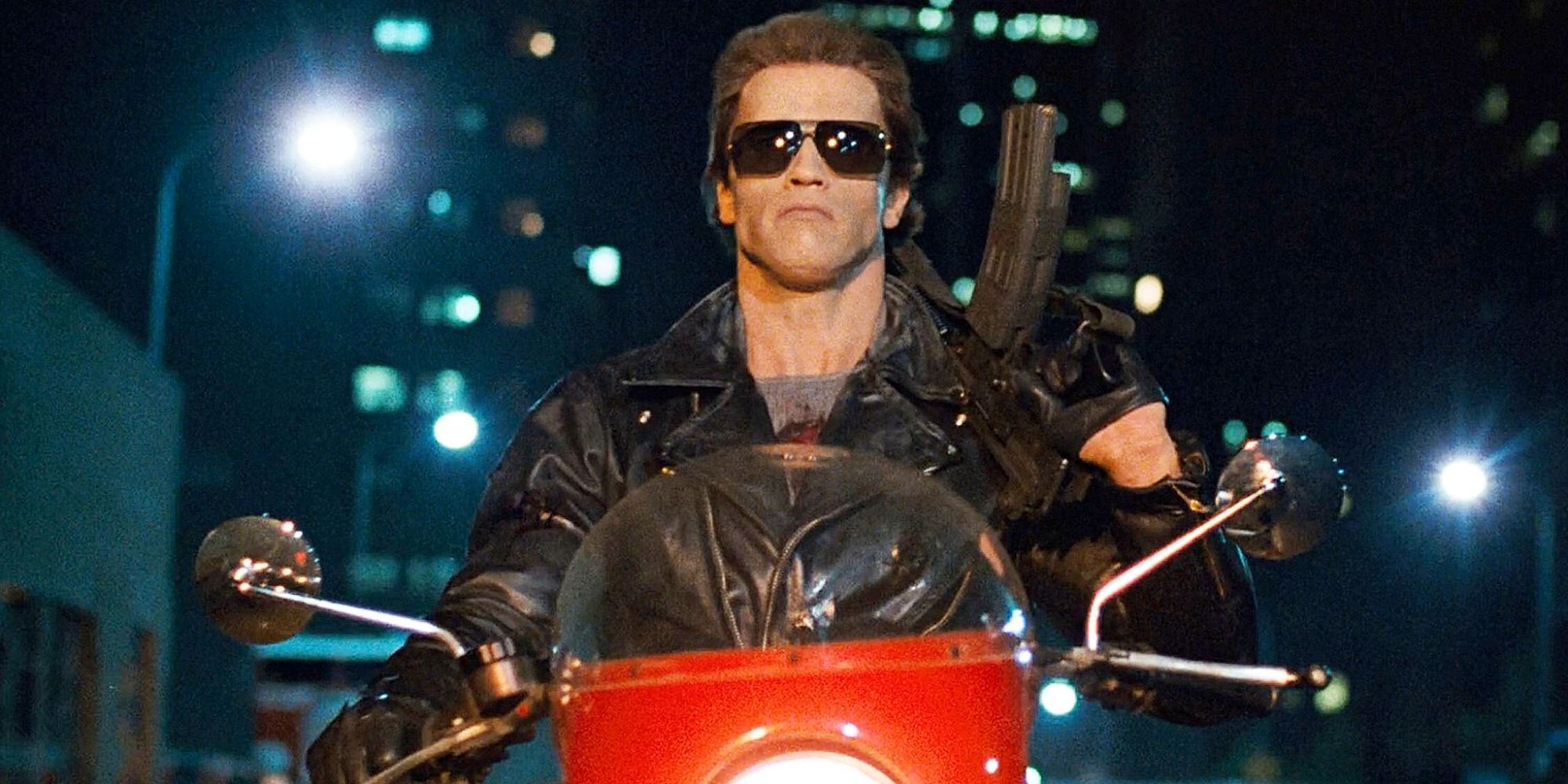 Arnold Schwarzenegger à moto dans une scène de The Terminator