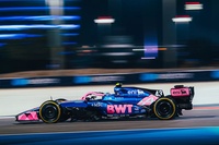 Alpine, ayant déserté le moteur Renault jugé moins performant, se tourne vers Mercedes pour retrouver la compétition. Après une saison écoulée éprouvante, les premiers tests de l’A526 révèlent un potentiel prometteur pour ce célèbre team basé à Enstone. Pierre Gasly et Franco Colapinto représentent l’espoir d’une renaissance.