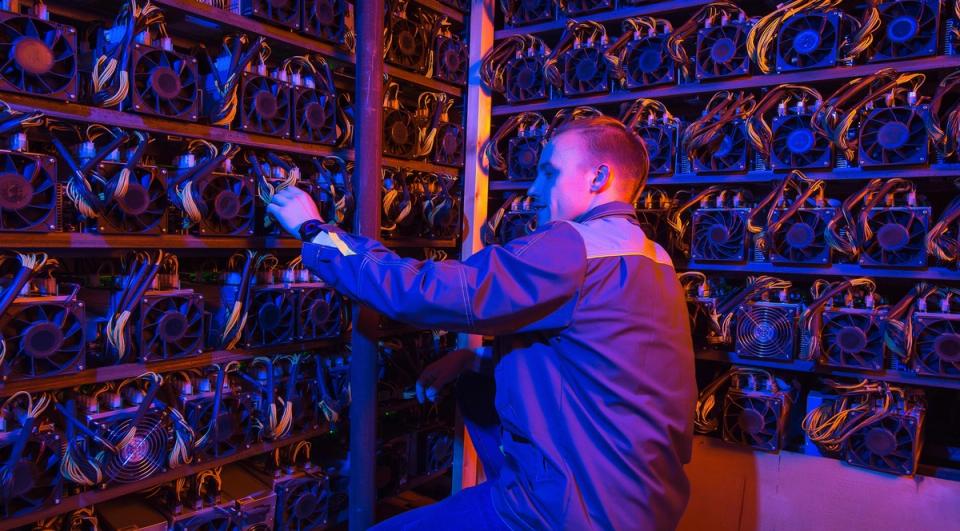 Les mineurs de Bitcoin se transforment en entreprises d'IA et vendent leur BTC pour financer la transition !