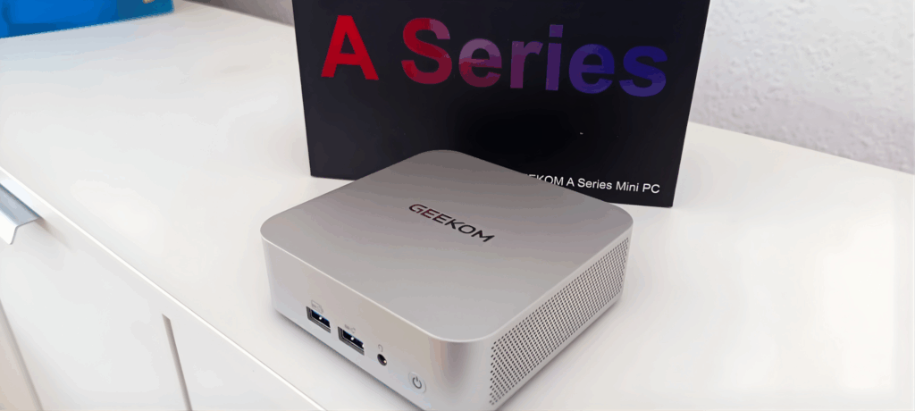 GEEKOM A5 Pro: Mini-PC en vue légèrement inclinée devant son emballage