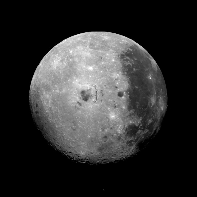 La face cachée de la Lune photographiée par la sonde américaine Galileo.