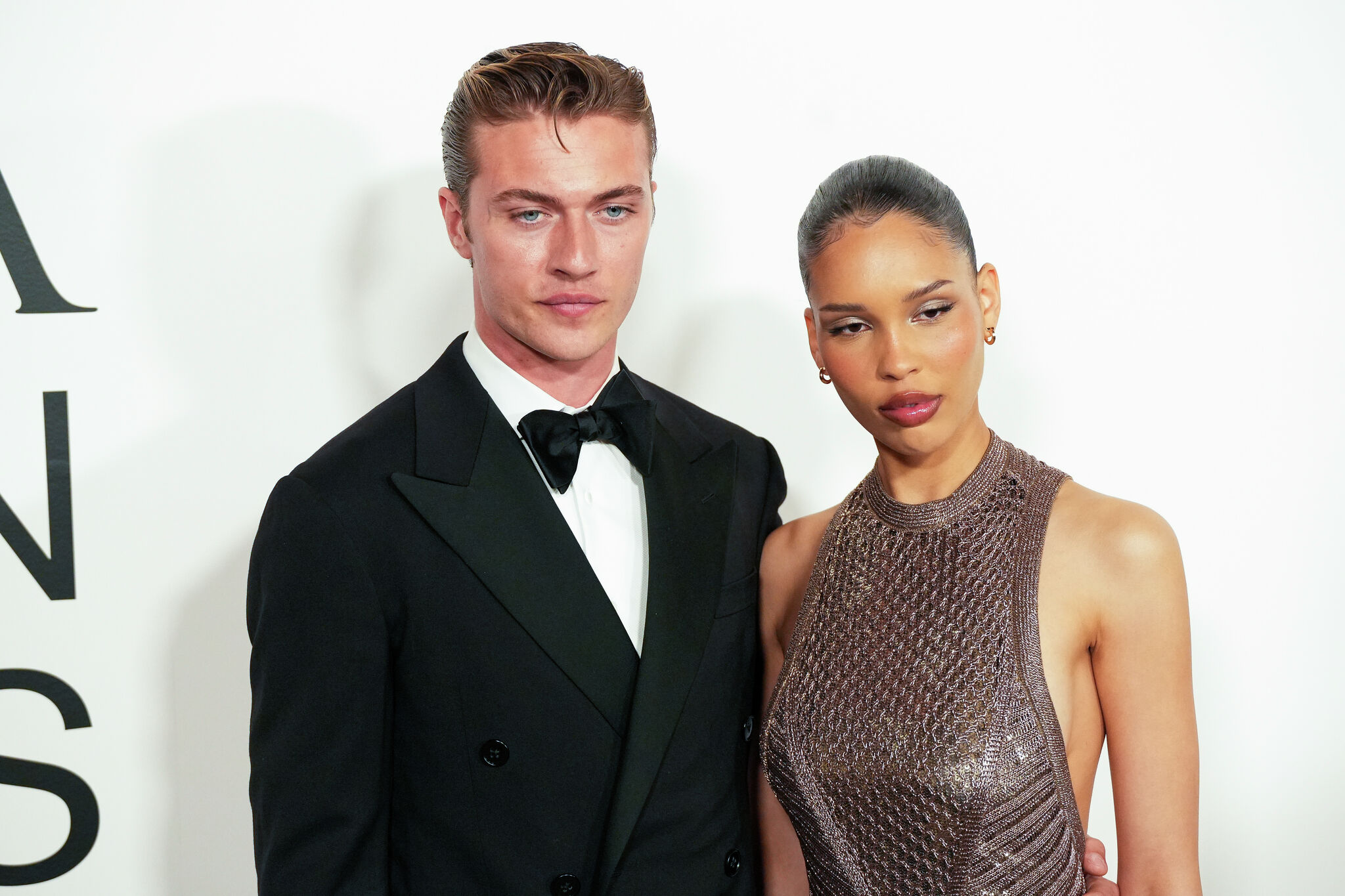 Nara et Lucky Blue Smith de TikTok font une halte gourmande dans une crèmerie de Norwalk !