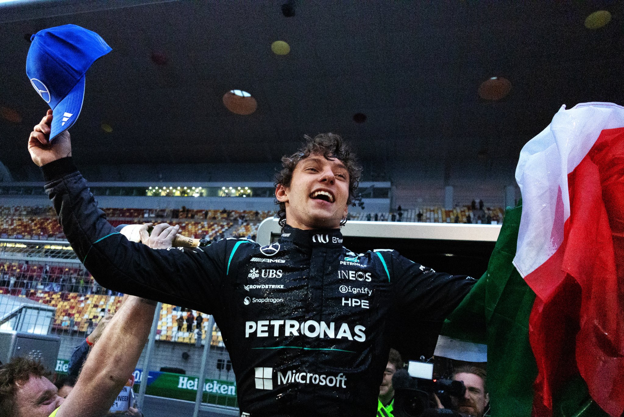 Antonelli célèbre sa première victoire en F1 en Chine.