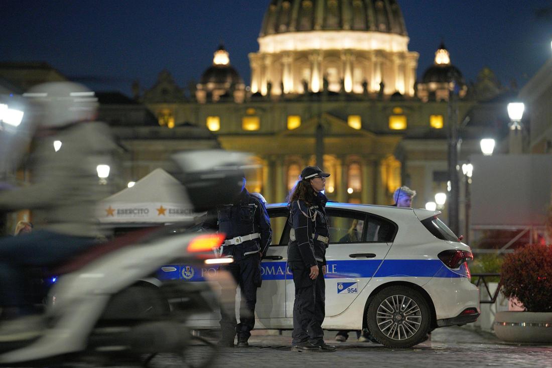 Police surveillant le Vatican la nuit.