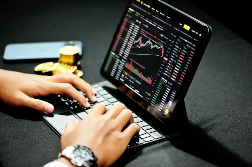 Pourquoi la valorisation « compressée » du Bitcoin réduit le risque par rapport aux actions ? Découvrez l'avantage caché !