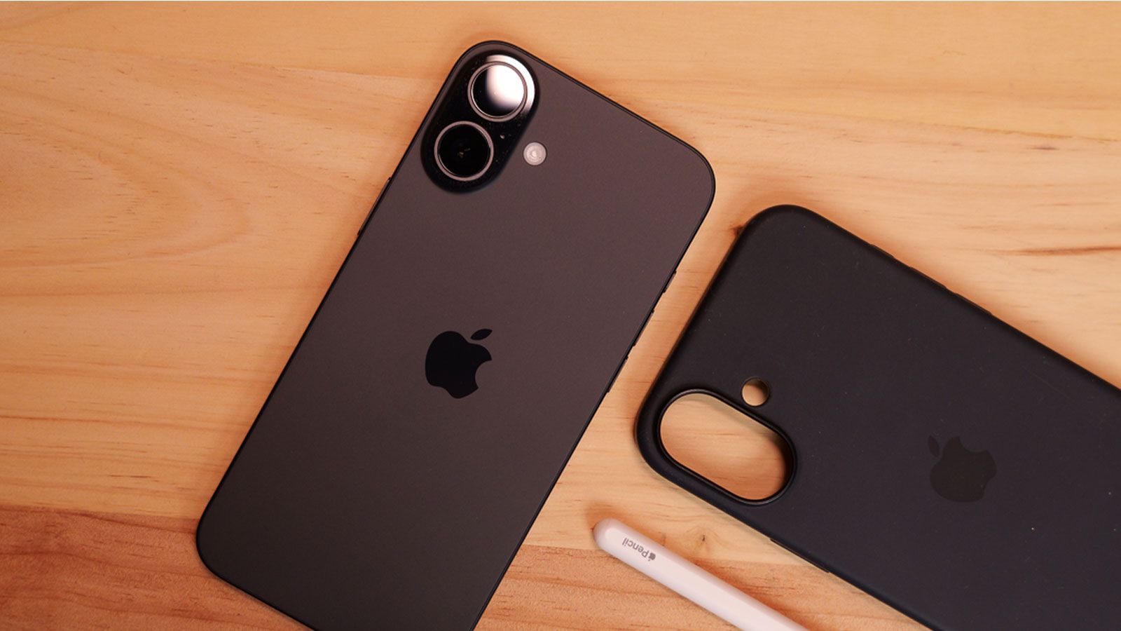 L'iPhone 16 avec sa coque sur la table