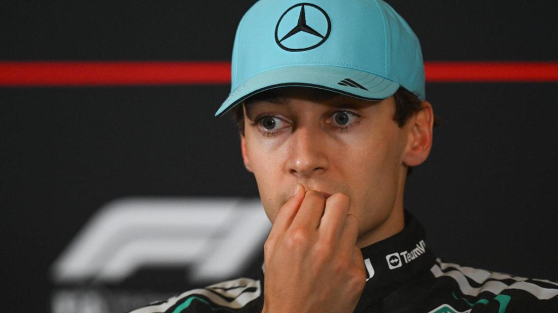 George Russell, le pilote de Formule 1, pensif.