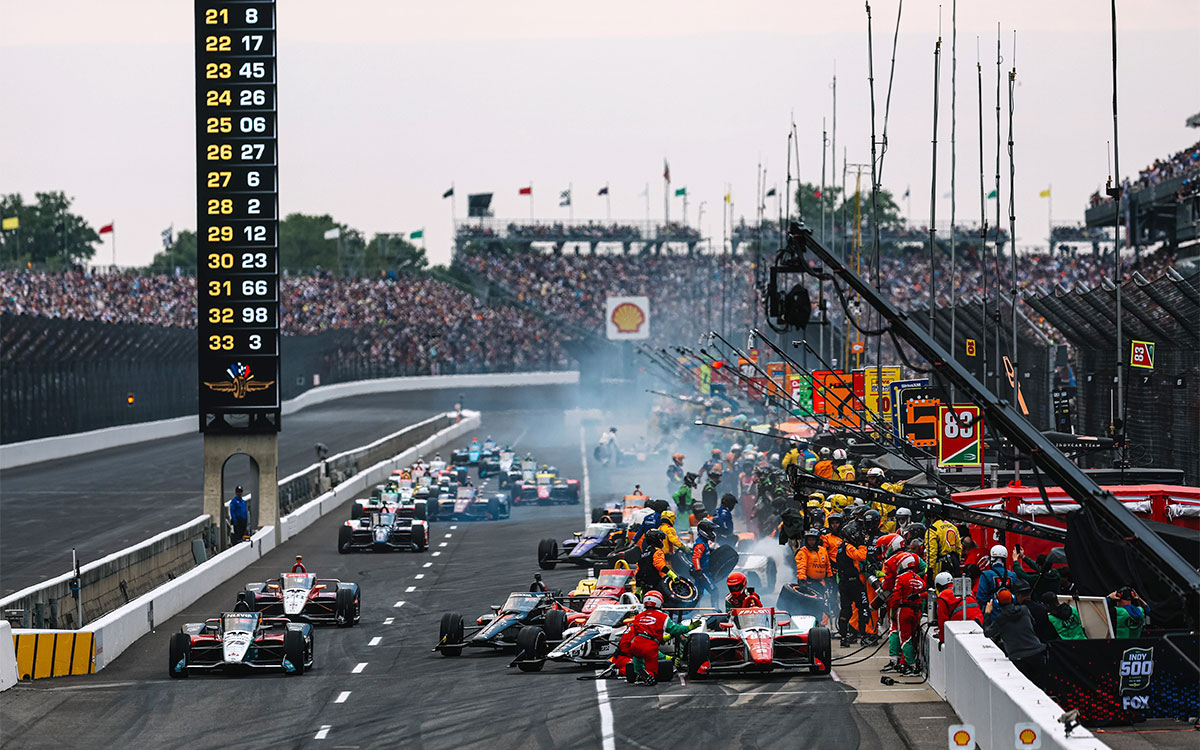 Takuma Sato après son pit stop, Indianapolis Motor Speedway, 109e Indy 500