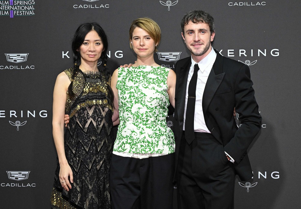 La réalisatrice Chloé Zhao entre Jessie Buckley et Paul Mescal, lors du Palm Springs International Film Festival Awards