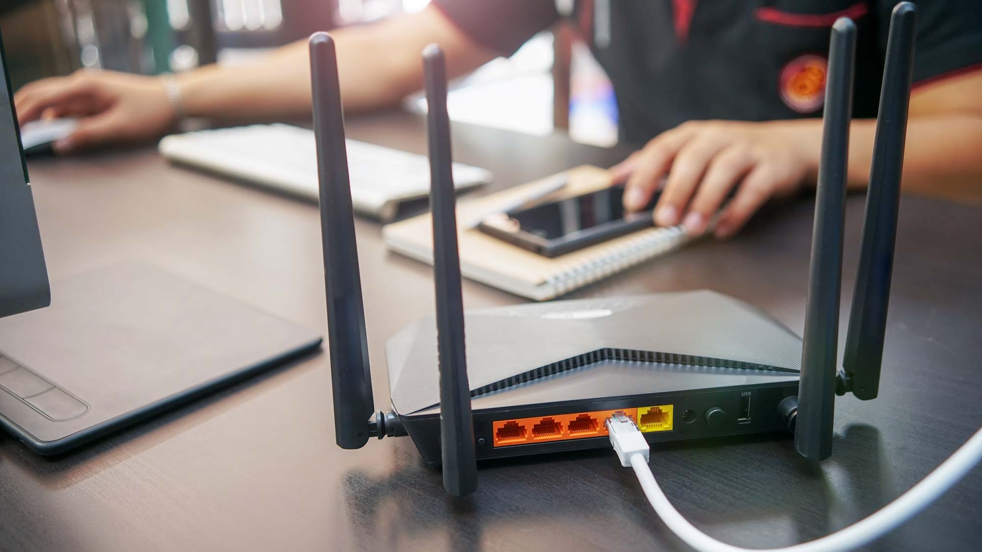 Personne configurant un routeur Wi‑Fi
