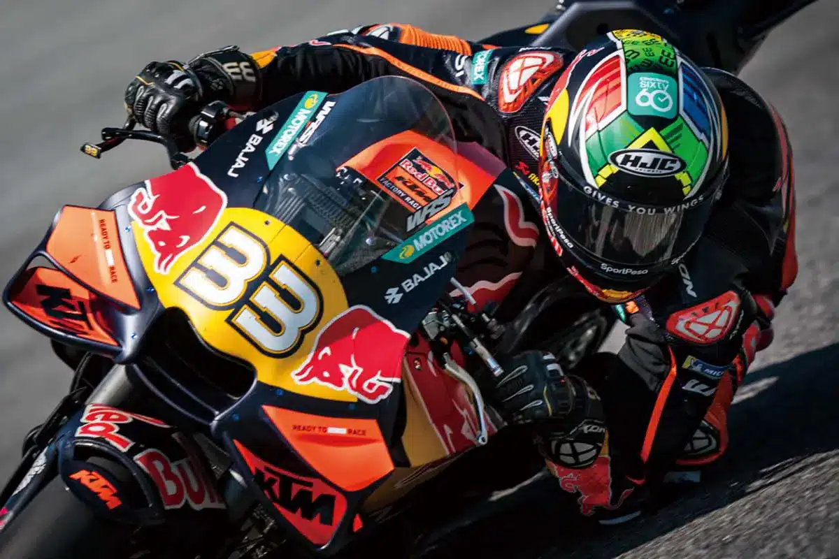 Pilote de MotoGP avec casque HJC RPHA 1 V2 Carbon en pleine courbe.