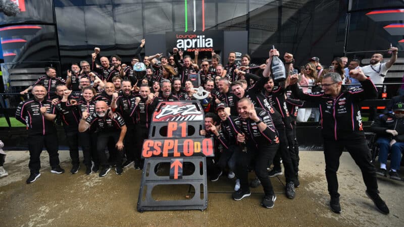 Aprilia célébrant la victoire de Marco Bezzecchi au GP britannique de 2025