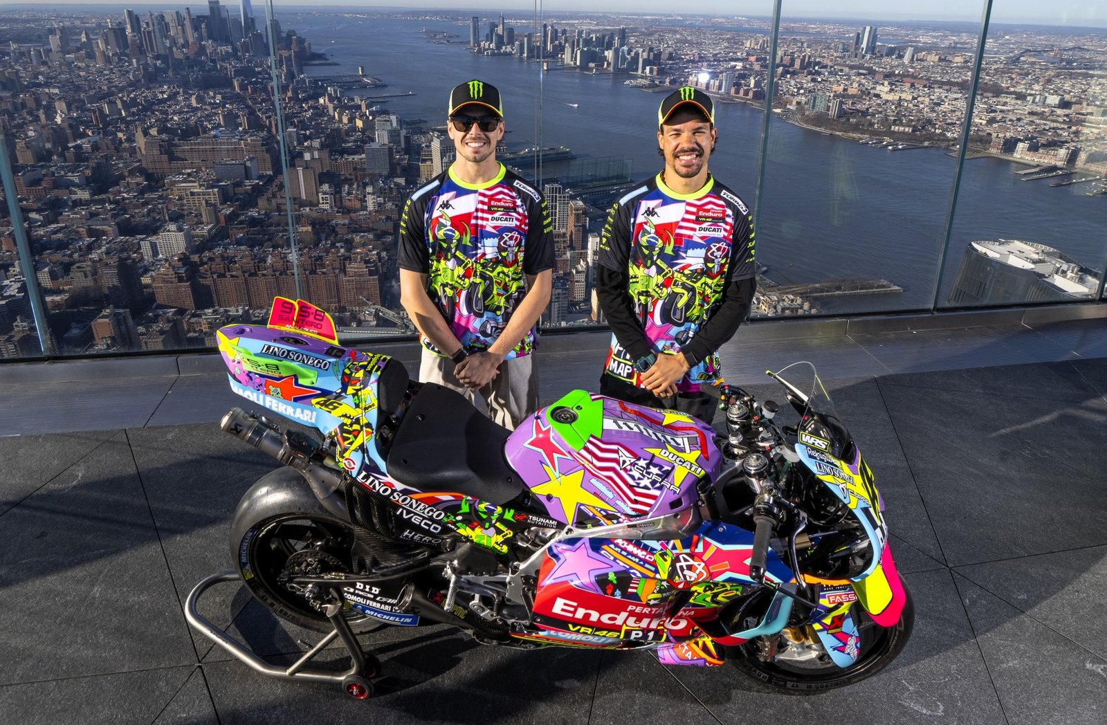 Fabio di Giannantonio, Franco Morbidelli dévoilent la livrée spéciale VR46 à New York.