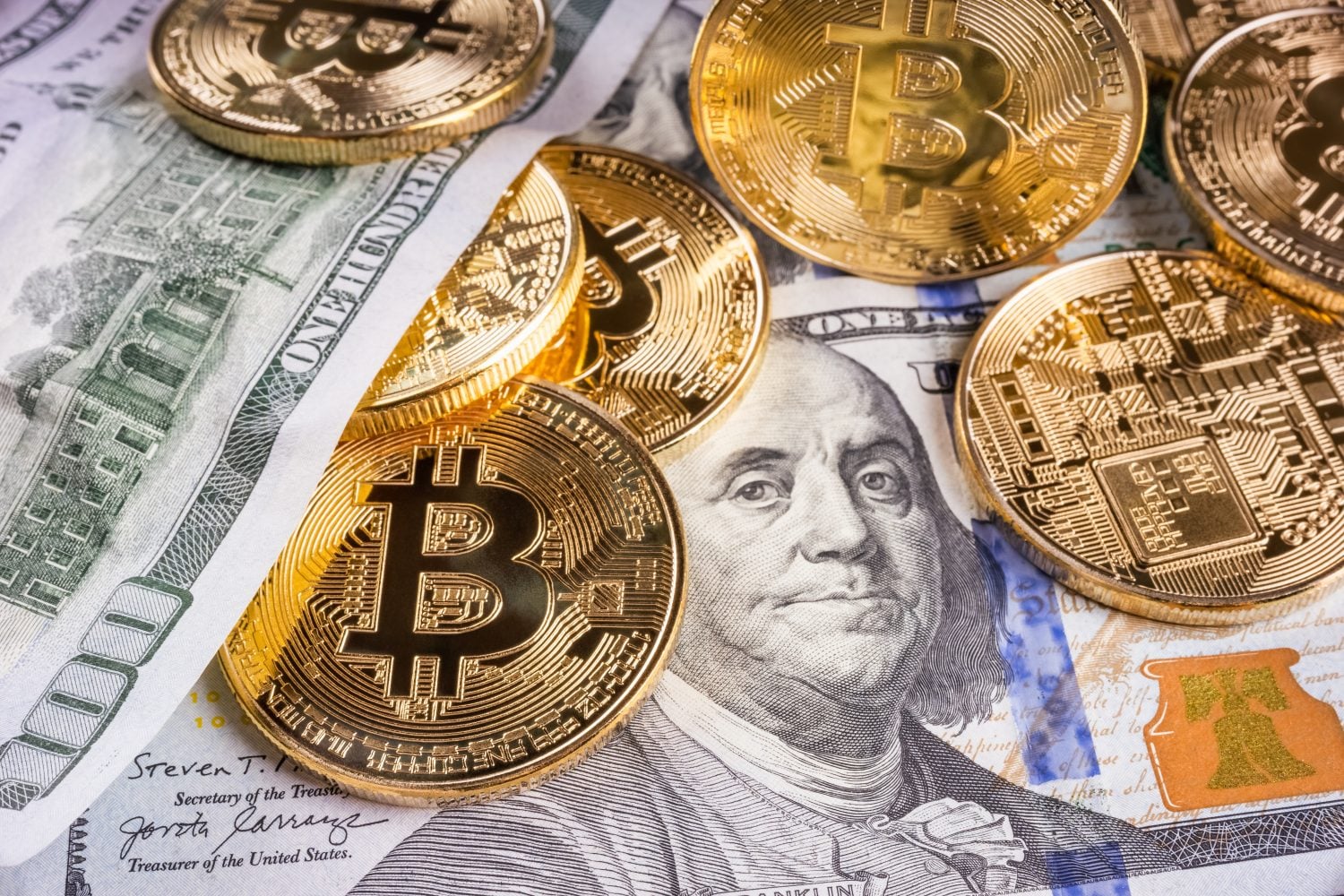 Bitcoin virtuel avec des billets de banque