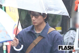 Ayano Go brille lors d'un tournage sous la pluie.