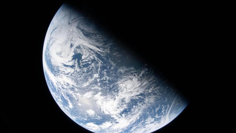 Les astronautes admirant la Terre.