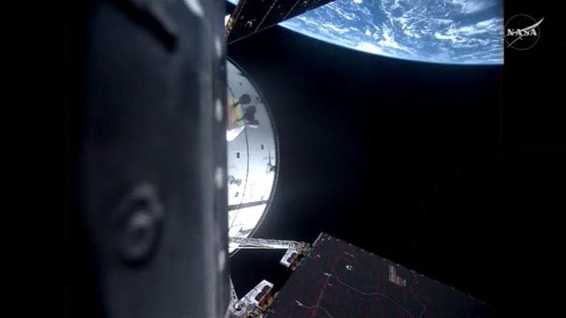 Le moteur d'Orion avec un aperçu de la Terre.