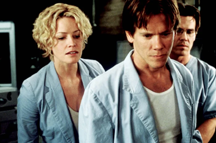 Elisabeth Shue, Kevin Bacon et Josh Brolin dans O Homem Sem Sombra