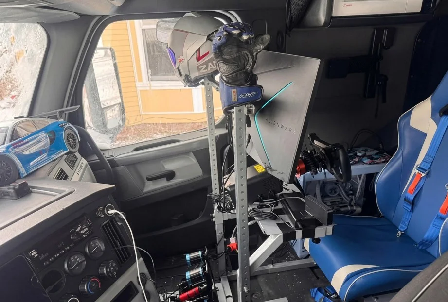 Un camionneur a installé un simulateur de course de 6 000 $ et un PC de jeu dans sa cabine