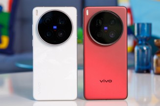 The vivo X300 Ultra on the left, X200 Ultra on the right