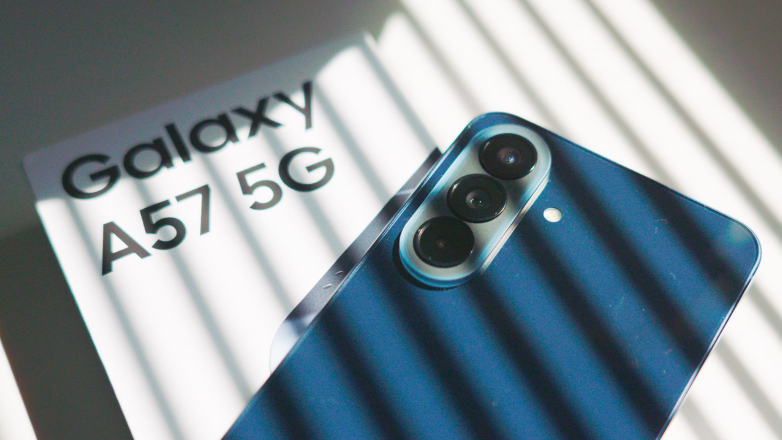 Samsung Galaxy A57 et sa boîte