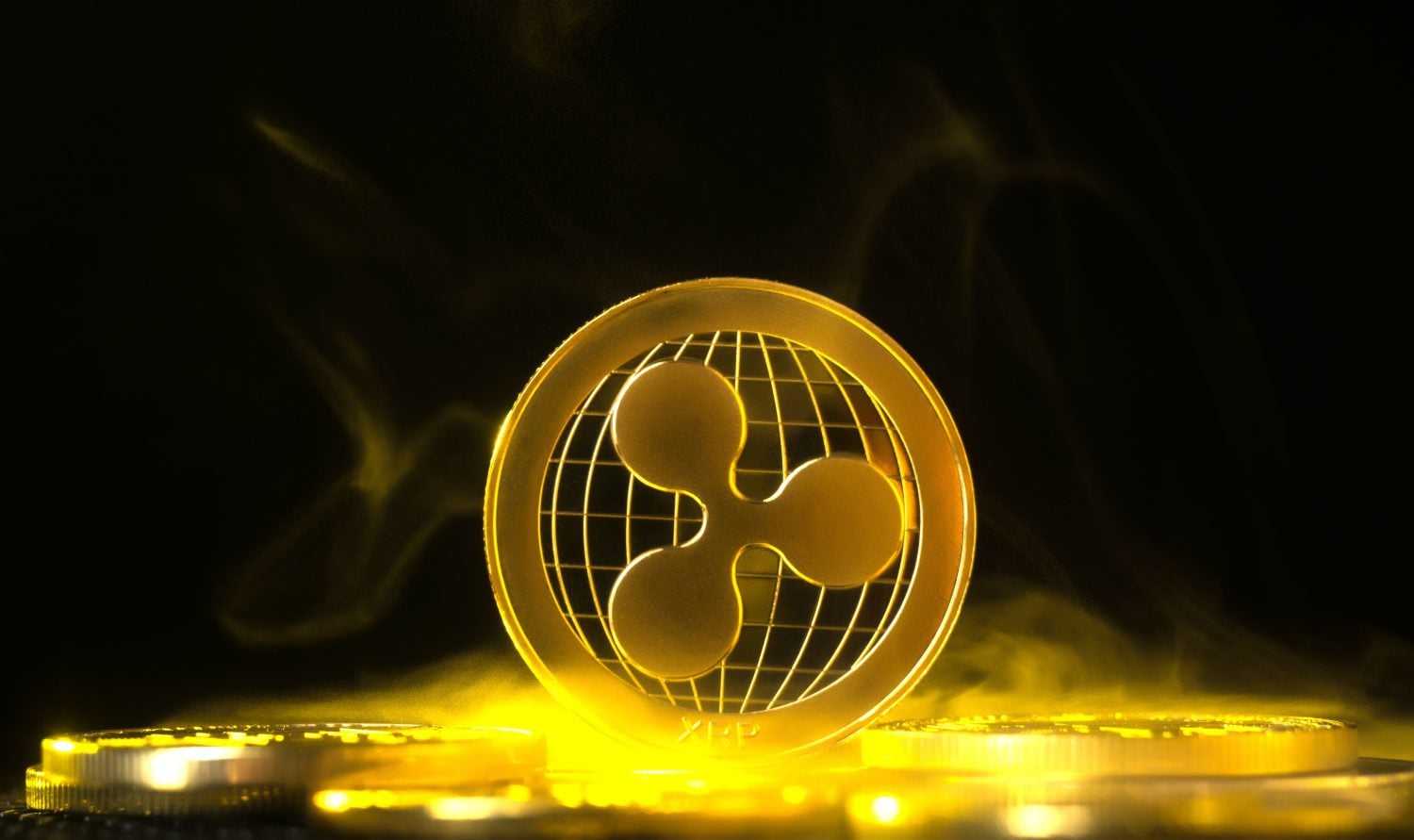 Pièce physique en or Ripple. Pièce XRP sur fond noir.