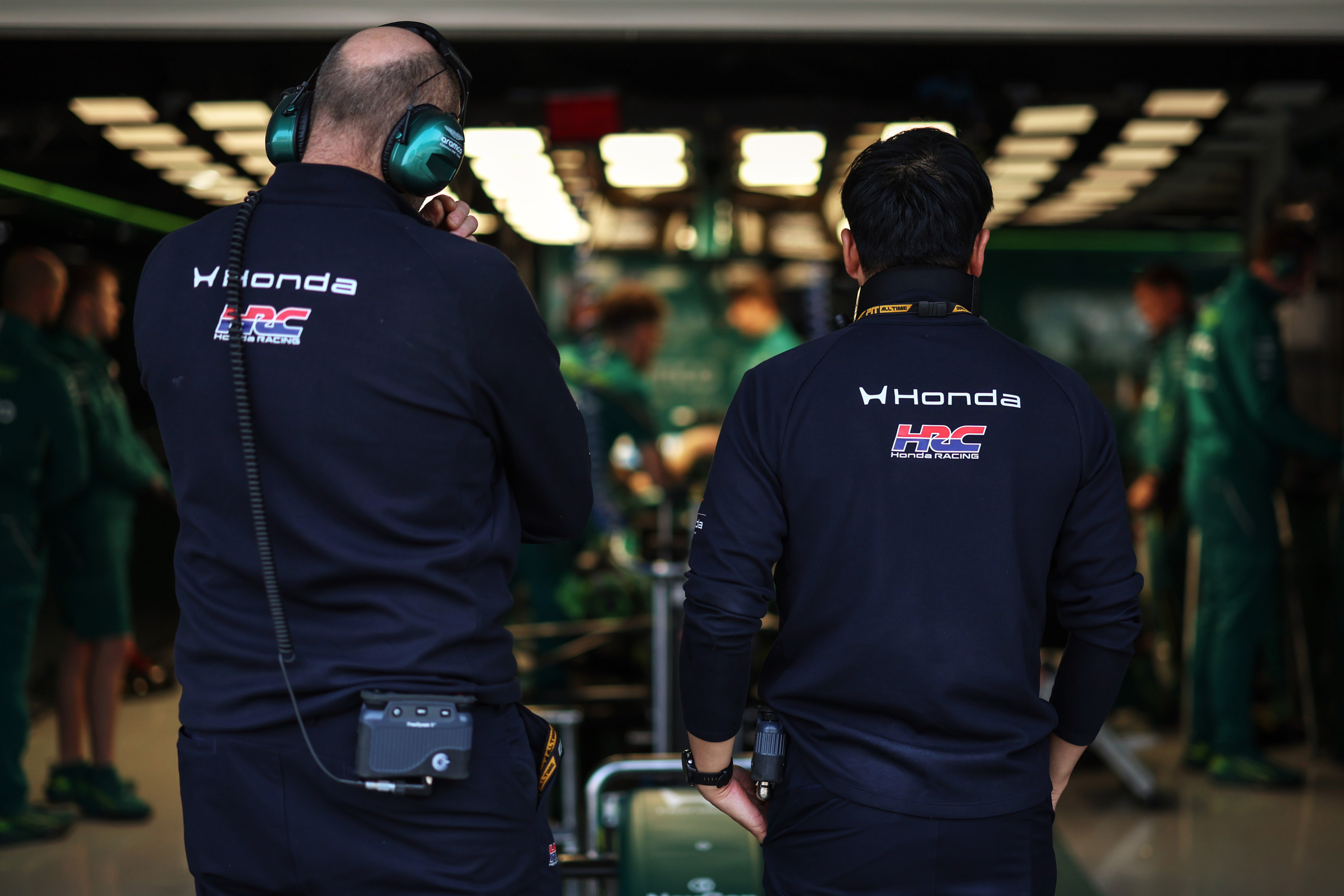Travailleurs de Honda dans le box d'Aston.