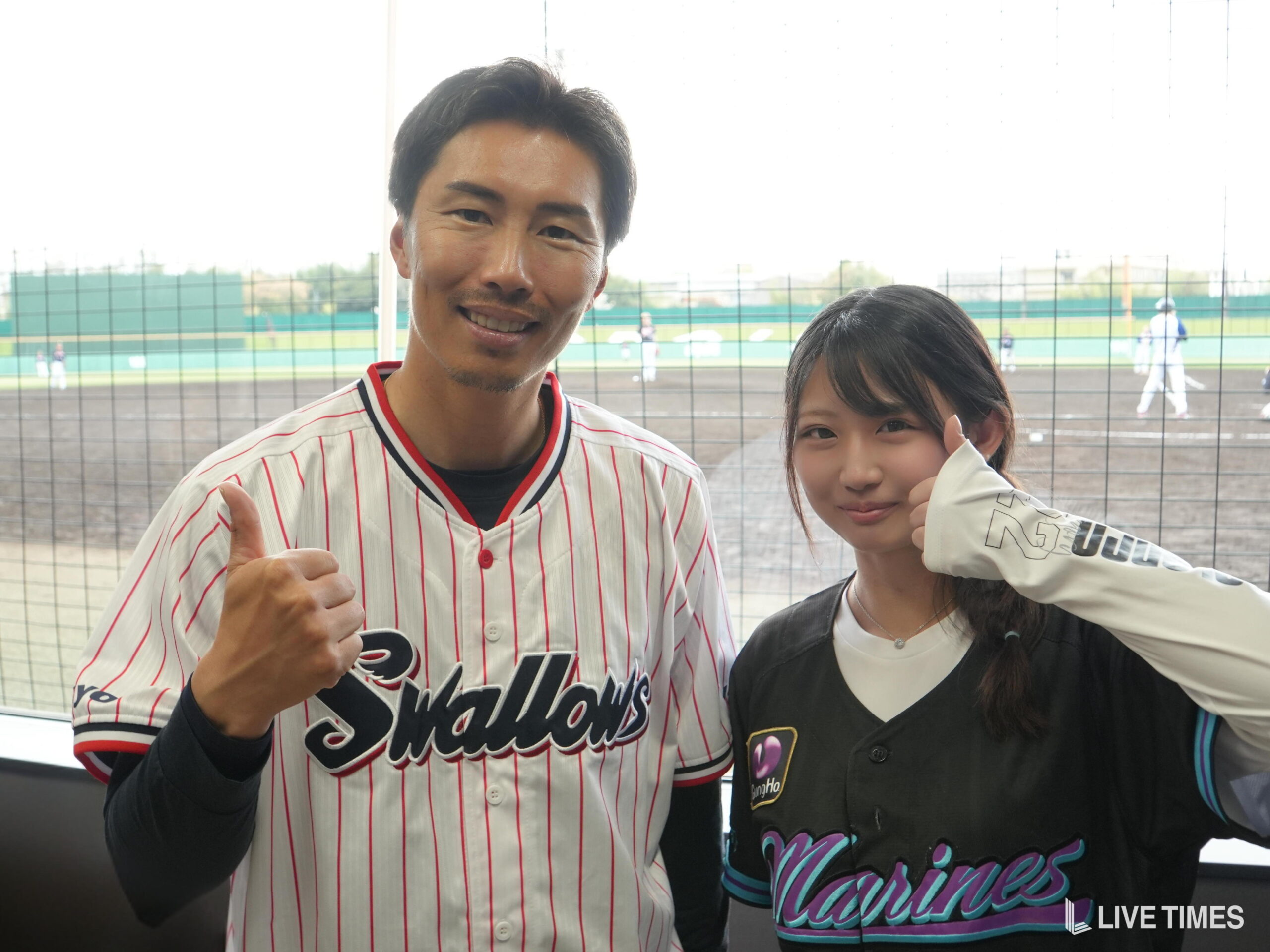 AkuA, membre d'ASTERISK, relève le défi de la voix du stade dans "TikTok ROYALE BASEBALL" !