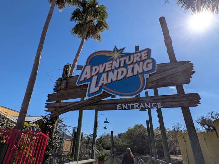 Alerte à Jacksonville Beach : Les policiers avertissent les ados de ne pas s'introduire sur l'ancien site d'Adventure Landing pour un défi TikTok !