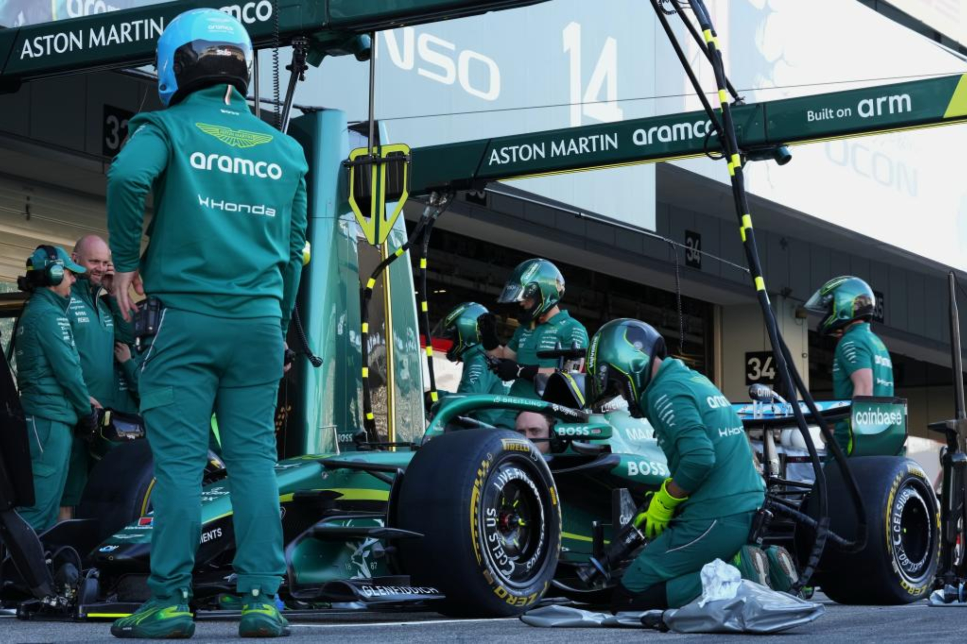 Les mécaniciens d'Aston Martin au Grand Prix du Japon.