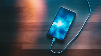 Un téléphone Android posé sur une surface.