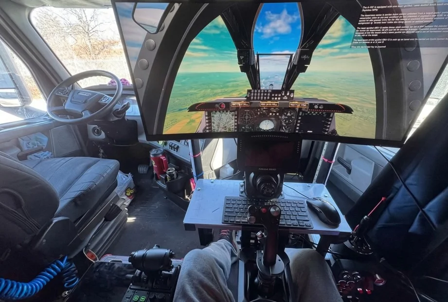 Un camionneur a installé un simulateur de course de 6 000 $ et un PC de jeu dans sa cabine