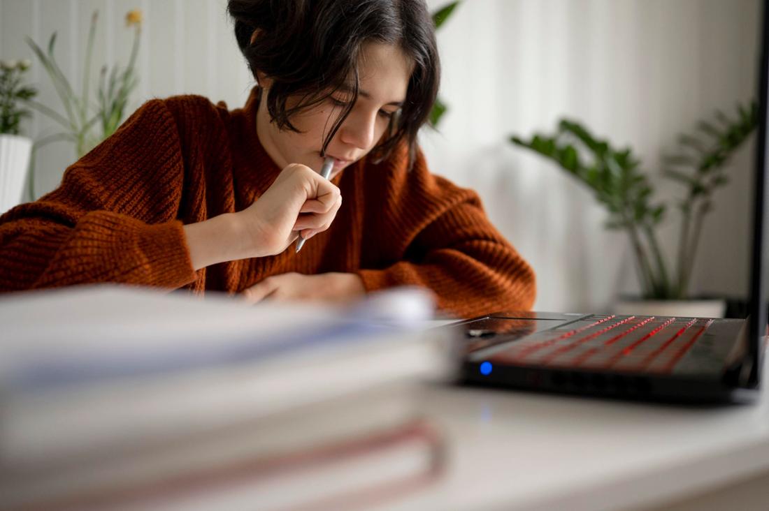 Un adolescent qui étudie