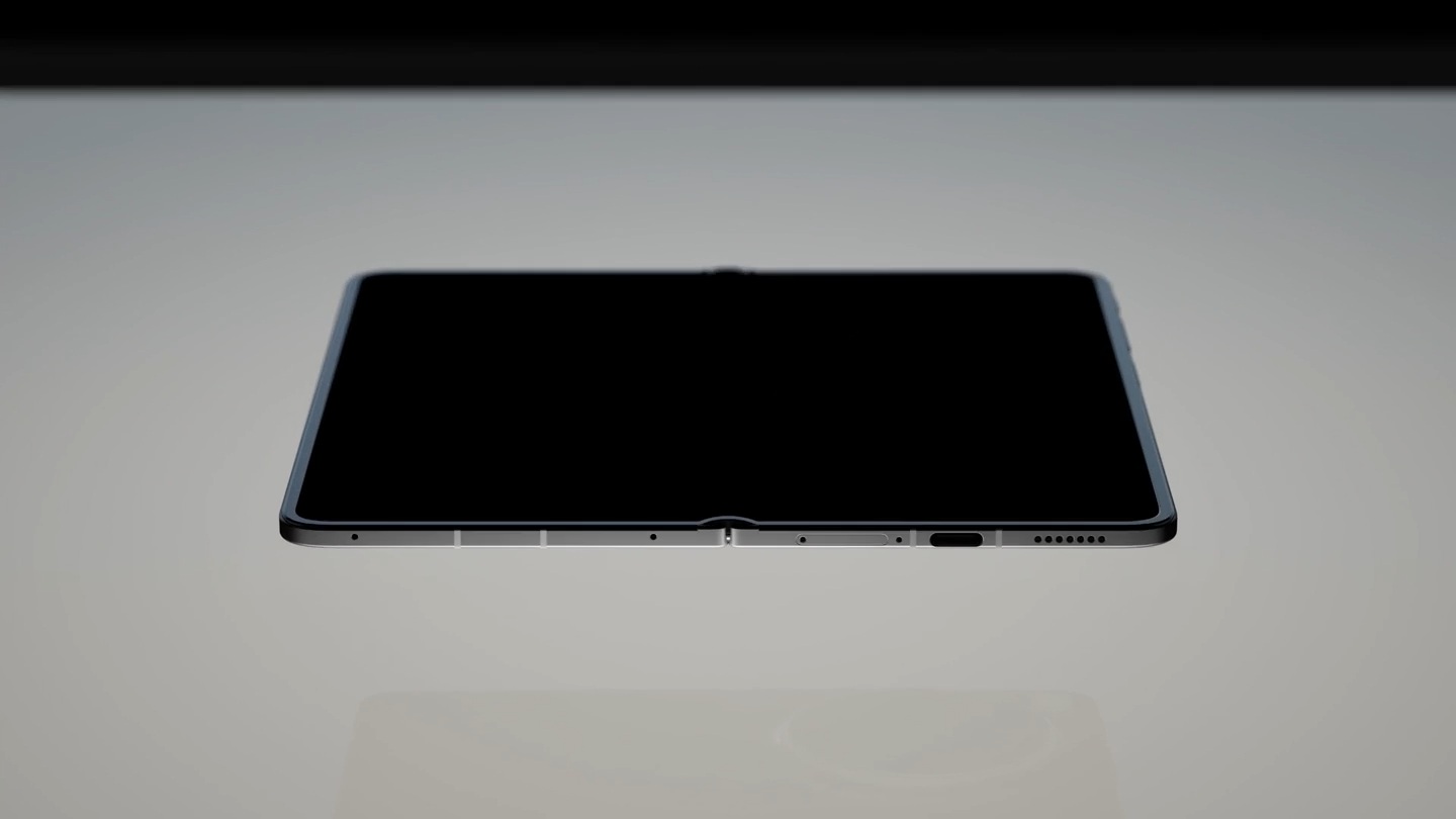 Gros plan d'un smartphone pliable non brandé en position partiellement ouverte, mettant en avant sa charnière et son design fin.