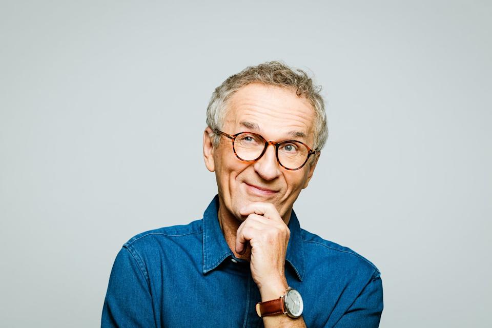 Investisseur avec une main sur le menton, regard sceptique.