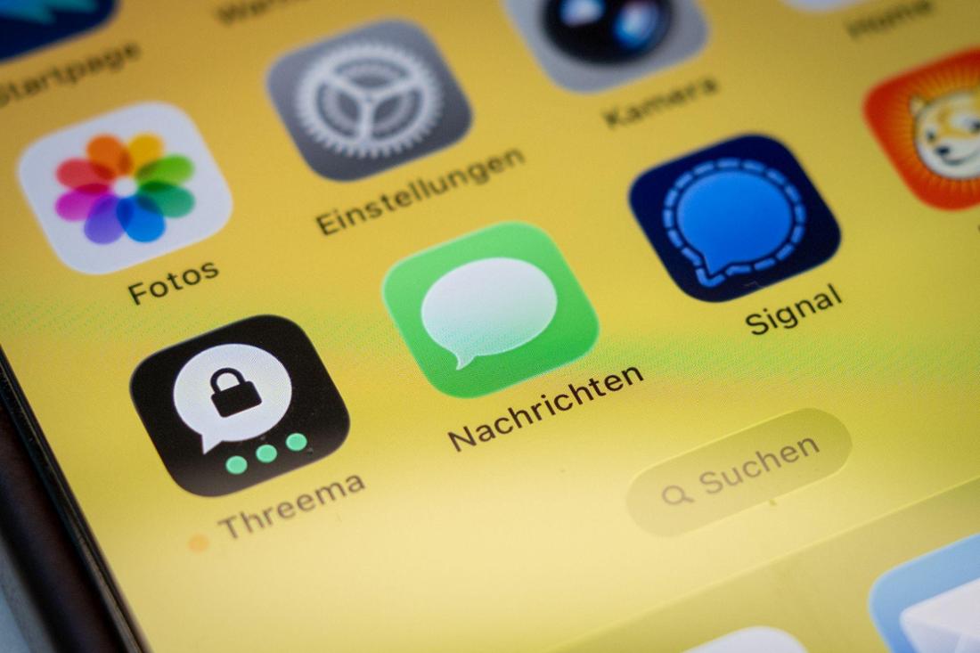 Messenger-Apps Threema, Nachrichten und Signal auf einem Handy