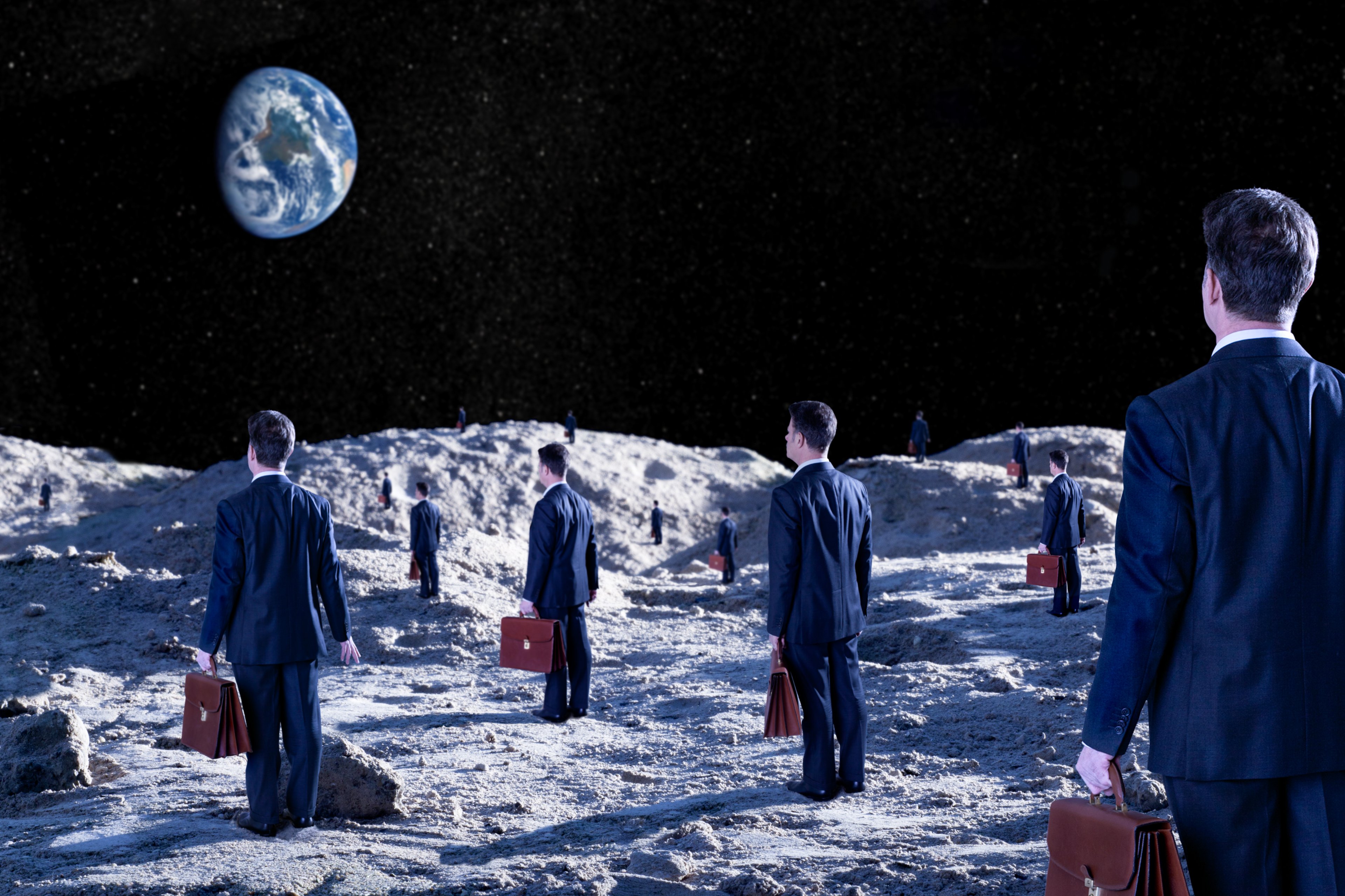Personnes d'affaires sur la lune regardant la Terre.