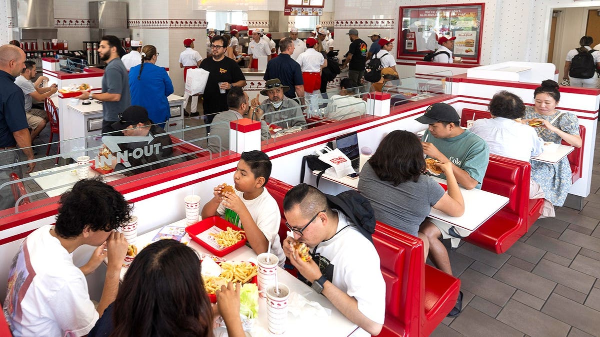 Vue d'un restaurant In-n-Out bondé