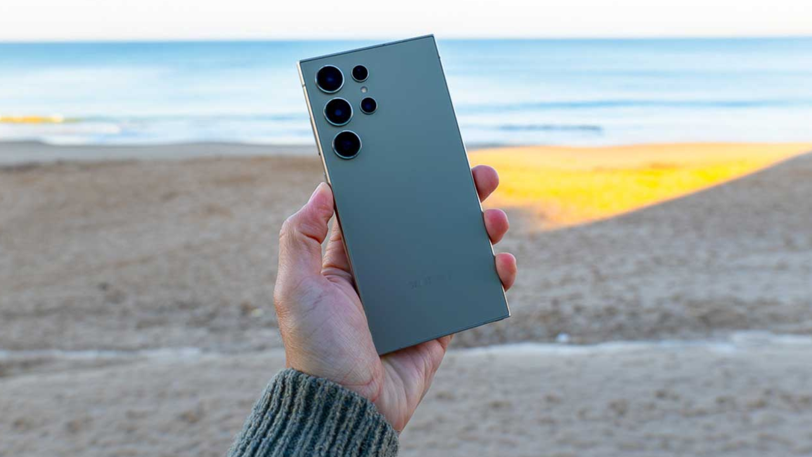 Samsung Galaxy S24 Ultra sur la plage