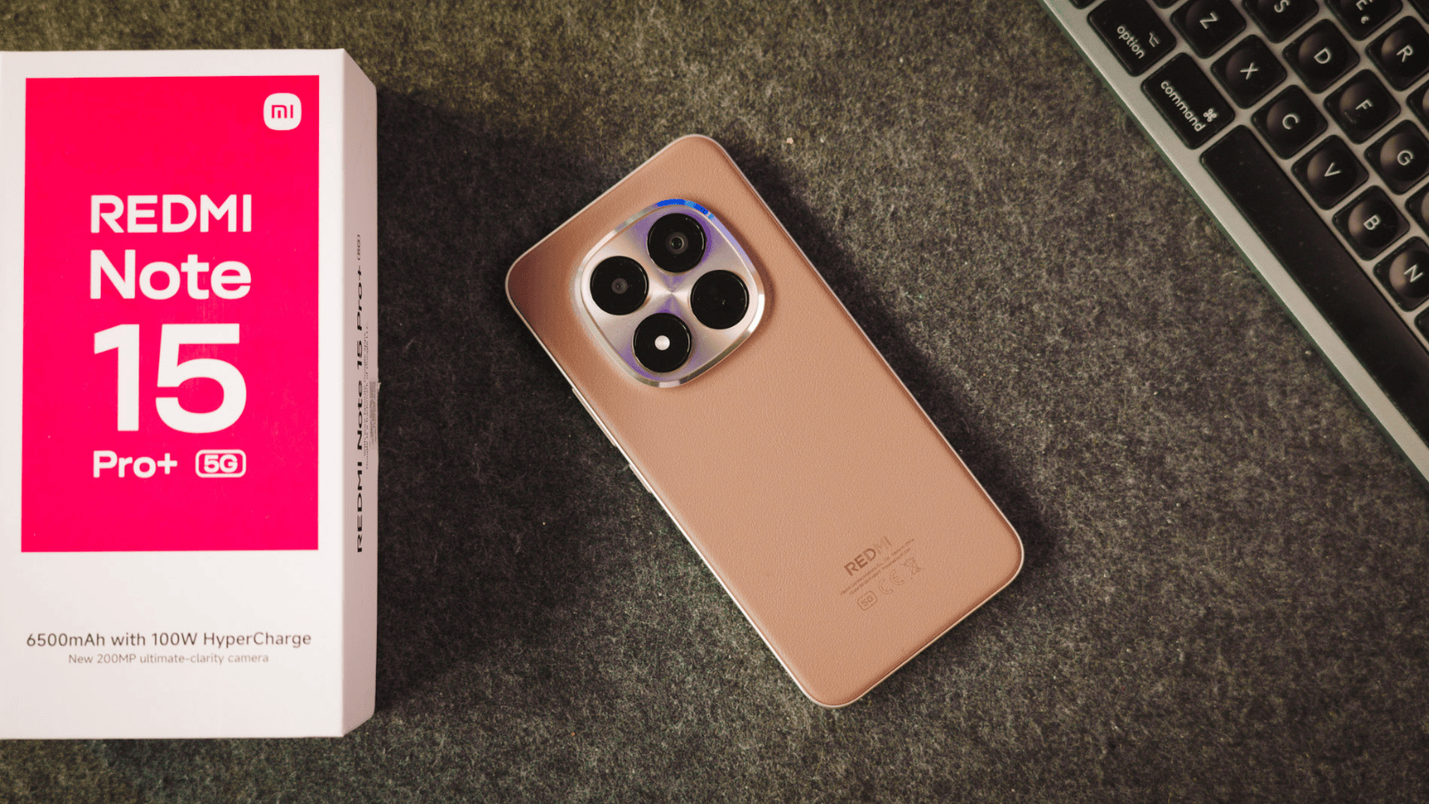 Redmi Note 15 Pro+ 5G à côté de sa boîte