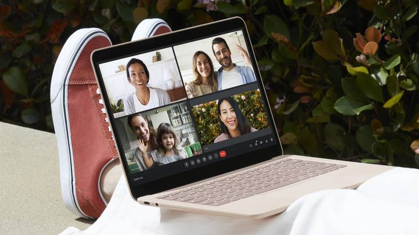 Une personne utilisant Google Meet sur son ordinateur portable.