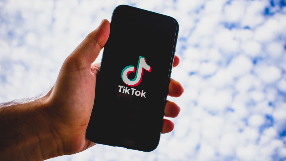 L’ère où l’on ne voit que des paysages en cherchant « Tiananmen » touche à sa fin : le pouvoir des algorithmes de TikTok face à la réalité des droits humains en Chine.